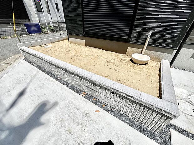 ガーデニングや家庭菜園も楽しめるお庭付き。