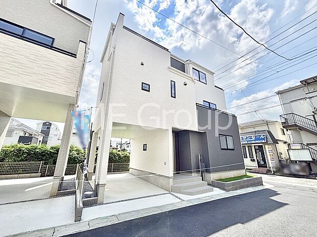 シンプルで落ち着きのある建物は住むかたの個性でオリジナルなものになっていきます。 