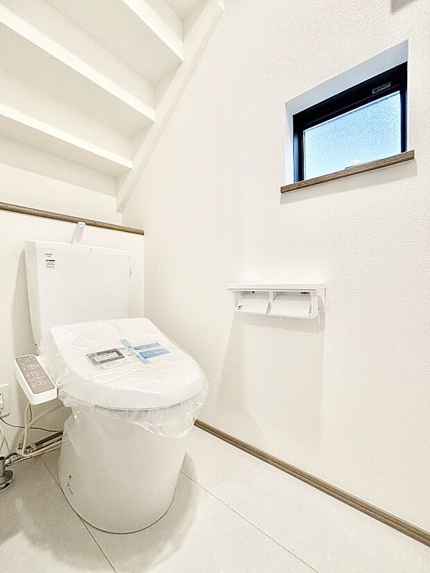 明るく清潔感のあるトイレです。 　