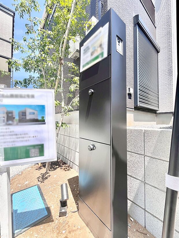 表札・インターホン・ポスト・宅配ＢＯＸをひとつに集約。エントランスになじむシンプルデザイン。