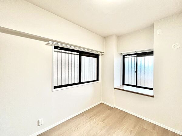 2面採光の洋室。窓から入り込む陽光がお部屋全体を優しく包み込みます！