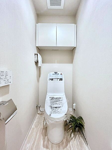 明るく清潔感のあるトイレです。