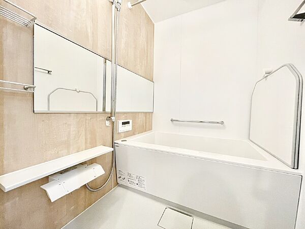 毎日の疲れを解きほぐすバスタイム。のんびり湯船に浸かってリフレッシュ。