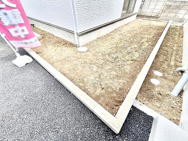 プランターを並べて季節のお花を楽しめるお庭付き。