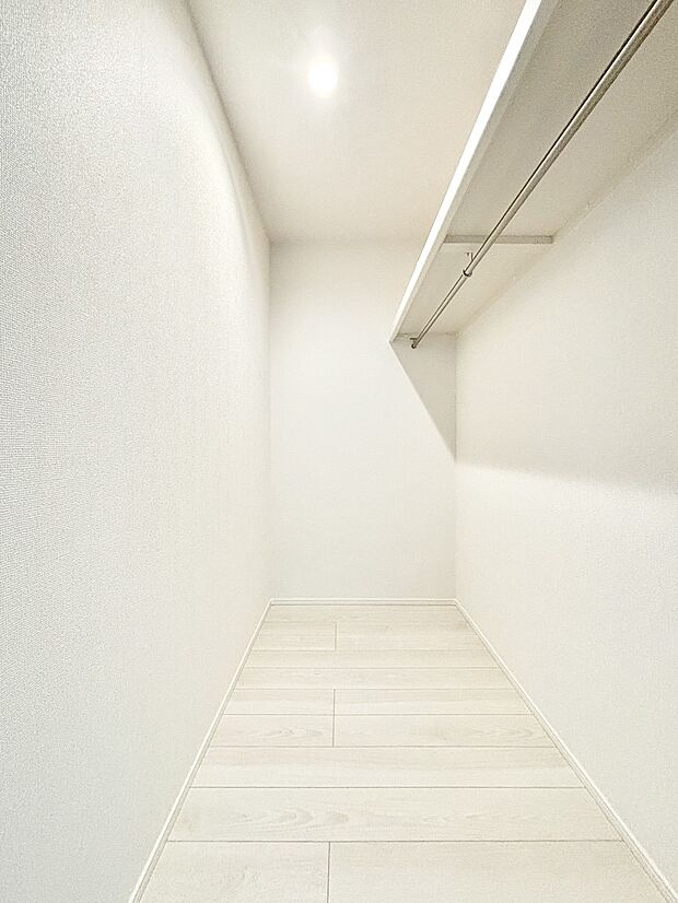 ウォークインクローゼット付きで生活空間を広く利用できます。
