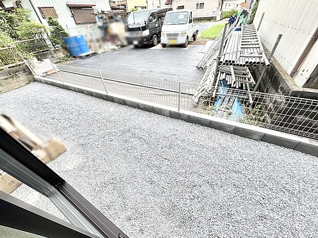 プランターを並べて季節のお花を楽しめるお庭付き。