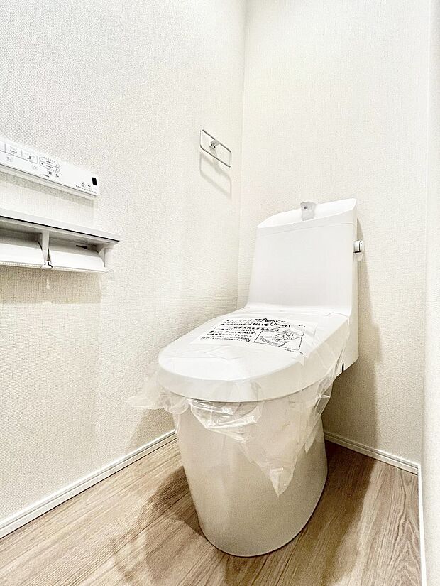 明るく清潔感のあるトイレです。