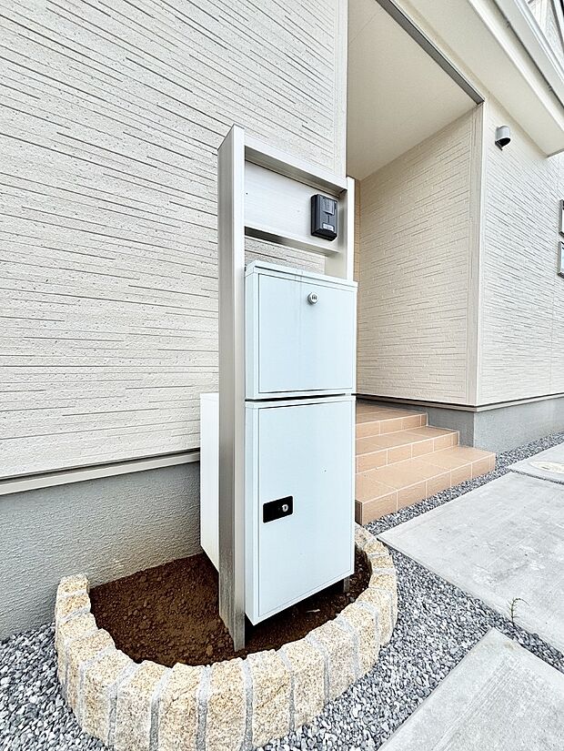 表札・インターホン・ポスト・宅配ＢＯＸをひとつに集約。エントランスになじむシンプルデザイン。