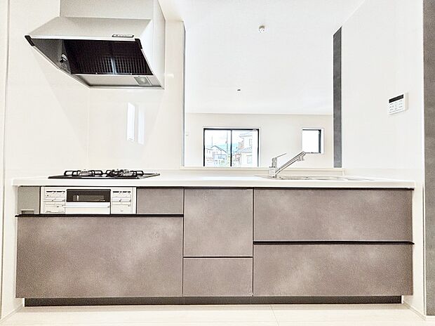 リビングを見渡せる人気のカウンターキッチン。 家族を見守りながら家事をすることができます。