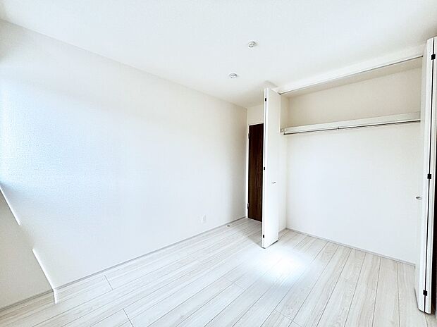 お子さまのお部屋としても！衣類の整理整頓に便利なクローゼット付きの洋室。