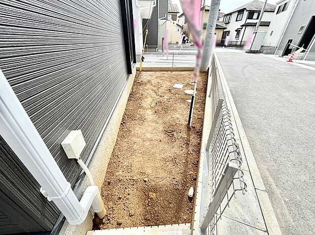 ガーデニングや家庭菜園も楽しめるお庭付き。