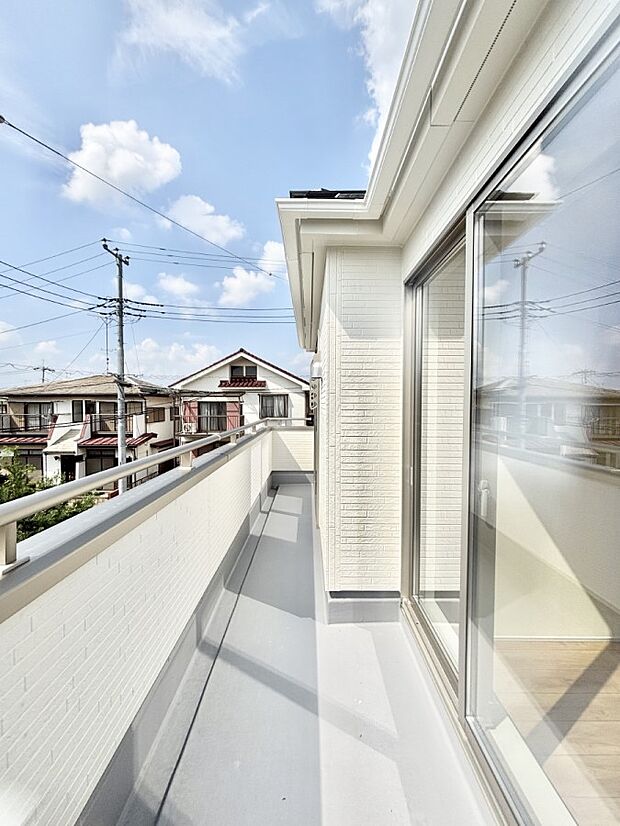 ゆったりバルコニーだから沢山お洗濯ものを干せます。