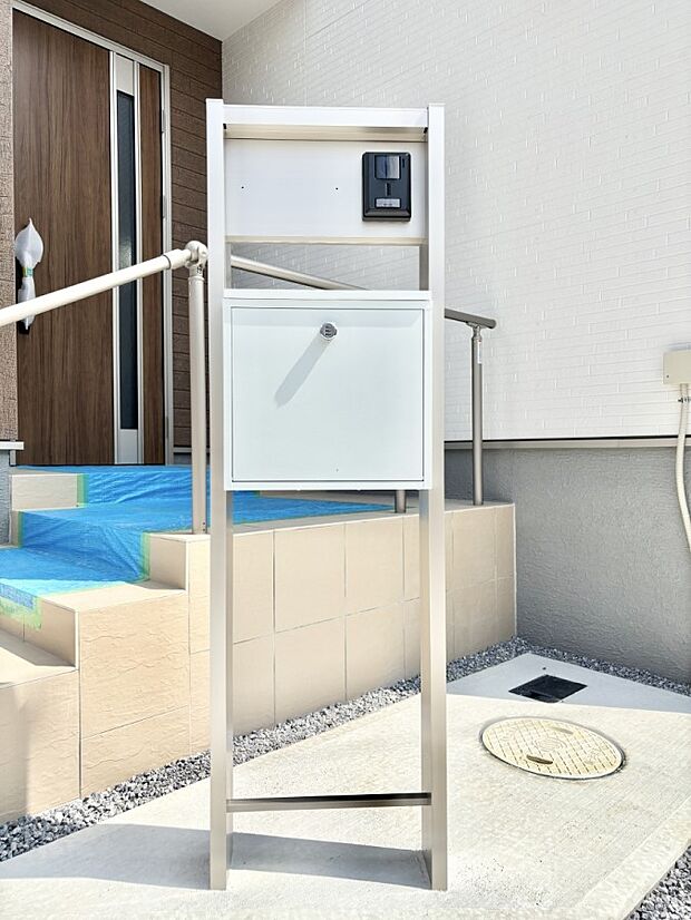 シンプルデザインのポスト。