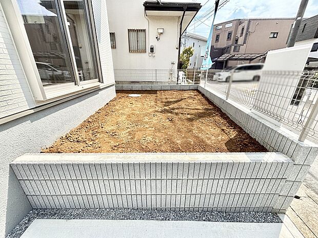 プランターを並べて季節のお花を楽しめるお庭付き。