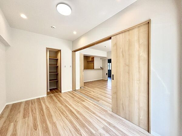 リビングに隣接した洋室。引き戸を開放するとリビングと繋がる憩いの空間に変身！