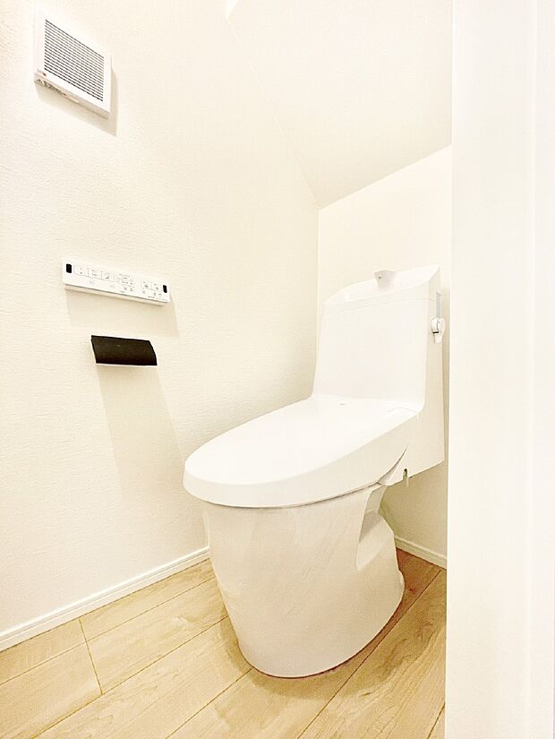 明るく清潔感のあるトイレです。