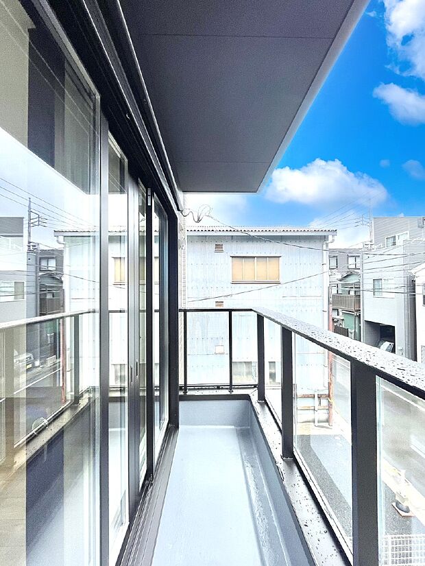 ゆったりバルコニーだから沢山お洗濯ものを干せます。