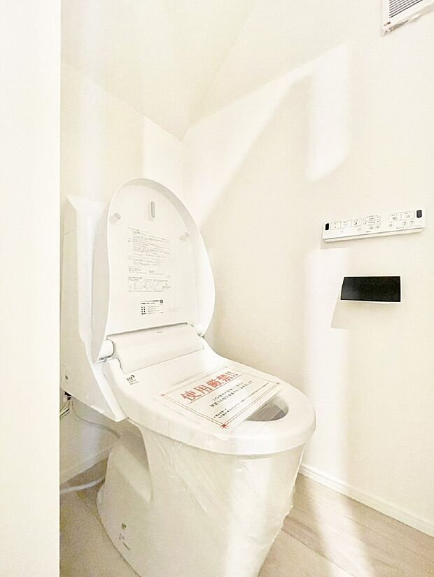 明るく清潔感のあるトイレです。
