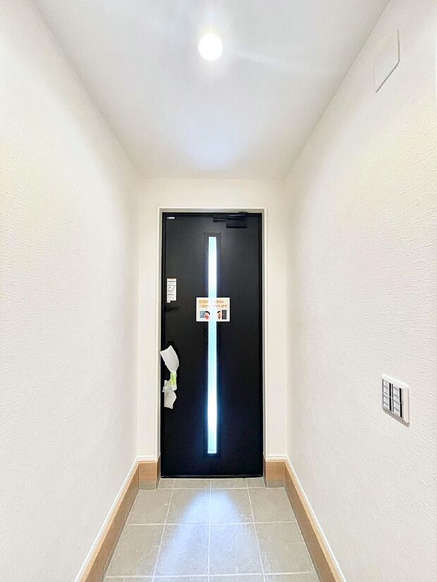明るい玄関はお客様をお出迎えするのにぴったりです！ 