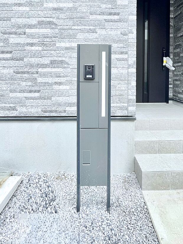 表札・インターホン・ポスト・宅配ＢＯＸをひとつに集約。エントランスになじむシンプルデザイン。