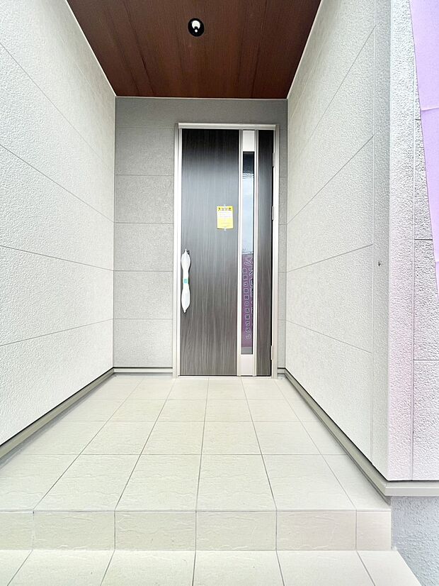 大切な家族、来客を出迎える玄関。玄関前は屋根付きで雨が降っていても濡れにくいです。 