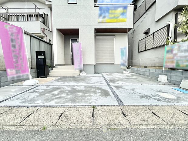 2台（車種による）駐車可！ご家族みんなの自転車も置ける広々カースペース。