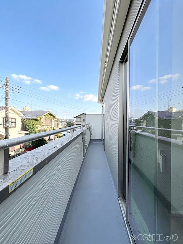 暖かな陽光が降り注ぐバルコニーはお洗濯におすすめ。爽やかな風も心地よいです。