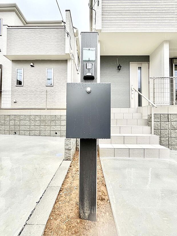 シンプルデザインのポスト。