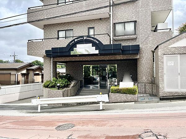 落ち着いた雰囲気のエントランス