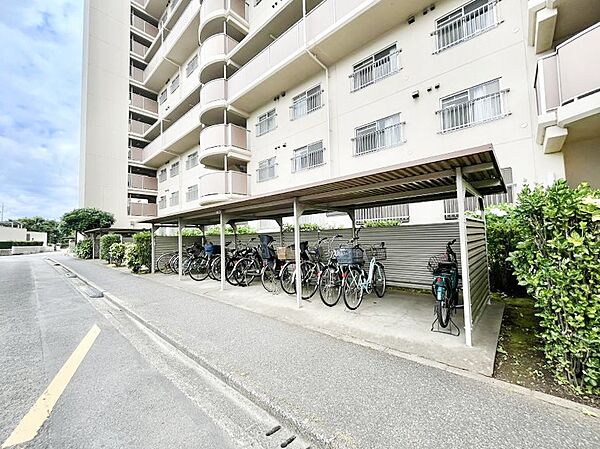 駐輪場は屋根付きで安心