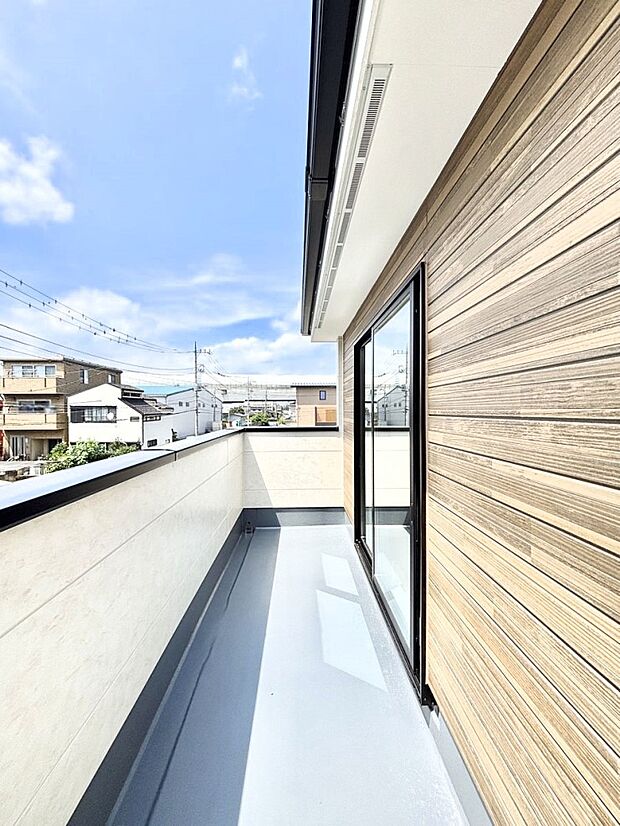 暖かな陽光が降り注ぐバルコニーはお洗濯におすすめ。爽やかな風も心地よいです。