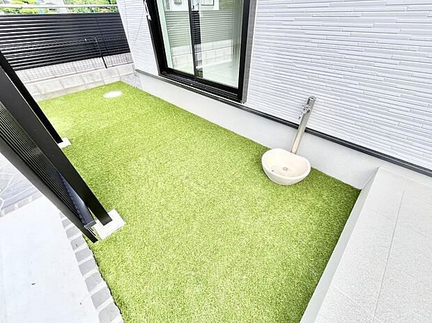 ガーデニングや家庭菜園も楽しめるお庭付き。