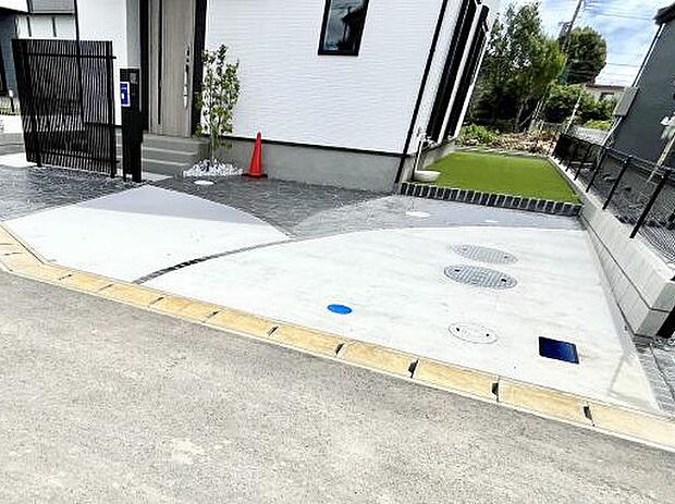 駐車2台可能！急なお客様の駐車に。また、ご家族の自転車スペースとしても大活躍。