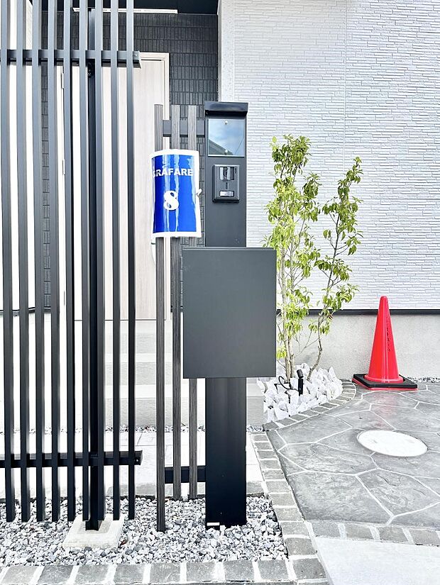 表札・インターホン・ポストをひとつに集約。エントランスになじむシンプルデザイン。