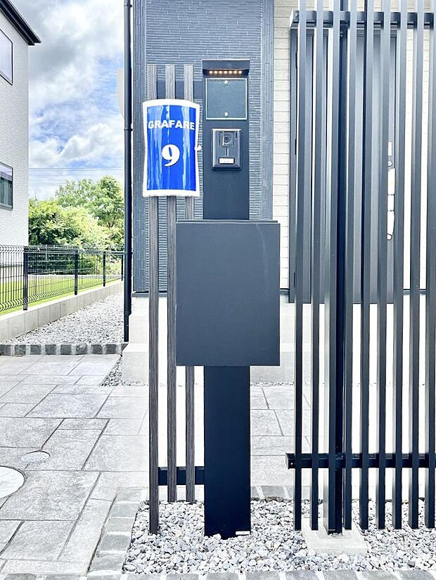 表札・インターホン・ポストをひとつに集約。エントランスになじむシンプルデザイン。