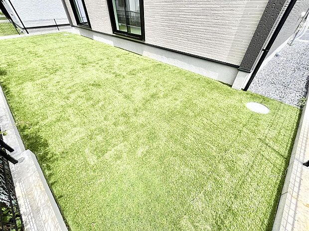 ガーデニングや家庭菜園も楽しめるお庭付き。