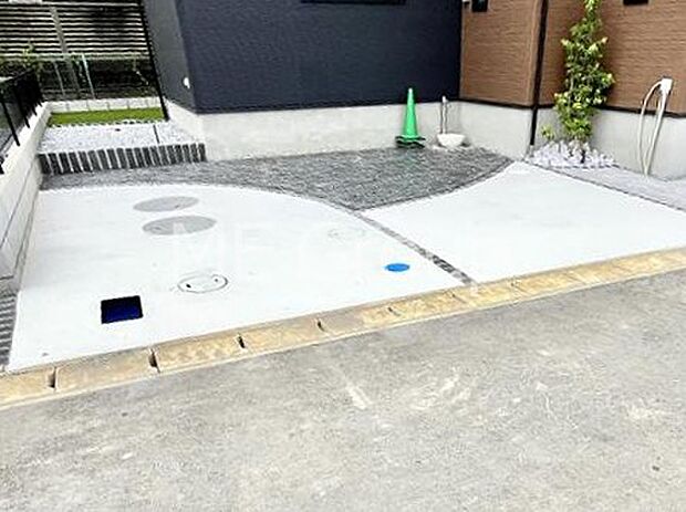 駐車2台可能!急なお客様の駐車に。また、ご家族の自転車スペースとしても大活躍。