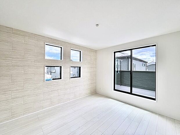 2面採光の洋室。窓から入り込む陽光がお部屋全体を優しく包み込みます!