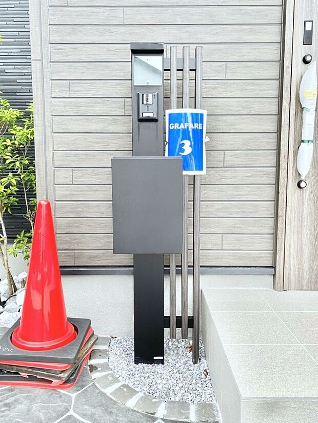 表札・インターホン・ポストをひとつに集約。エントランスになじむシンプルデザイン。