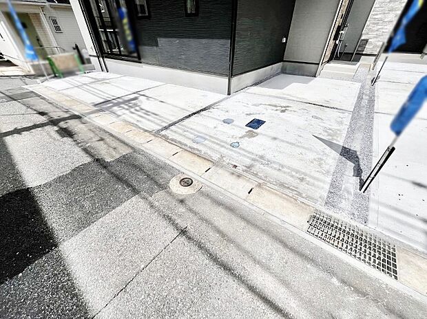 2台(車種による)駐車可!ご家族みんなの自転車も置ける広々カースペース。