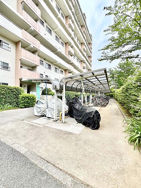 駐輪場は屋根付き