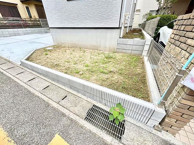 ガーデニングや家庭菜園も楽しめるお庭付き。