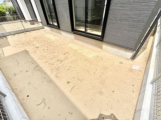 プランターを並べて季節のお花を楽しめるお庭付き。