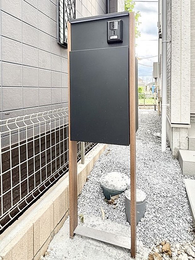 表札・インターホン・ポストをひとつに集約。エントランスになじむシンプルデザイン。