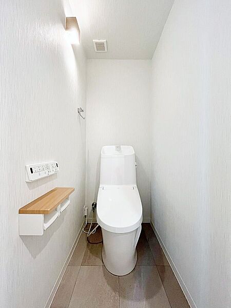 明るく清潔感のあるトイレです。