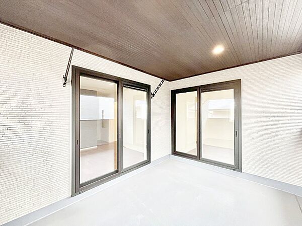 上部に屋根がかかっているので急な雨の時にも安心です。