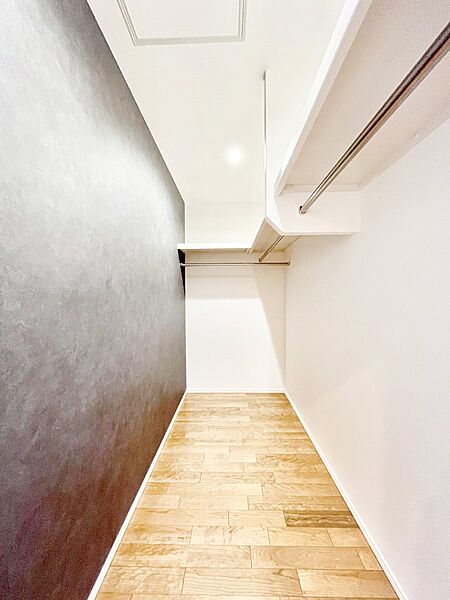 ウォークインクローゼット付きで生活空間を広く利用できます。