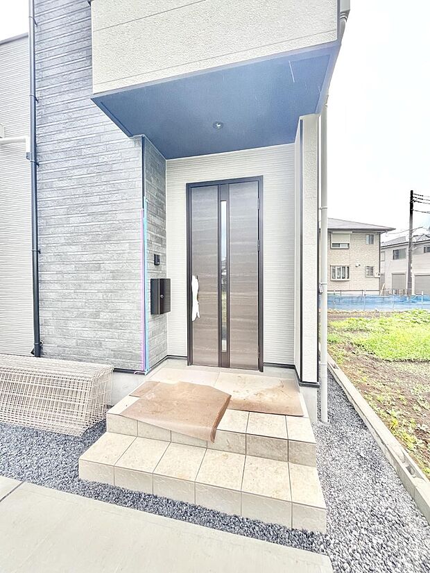 玄関前は雨が降っても濡れにくい屋根付き