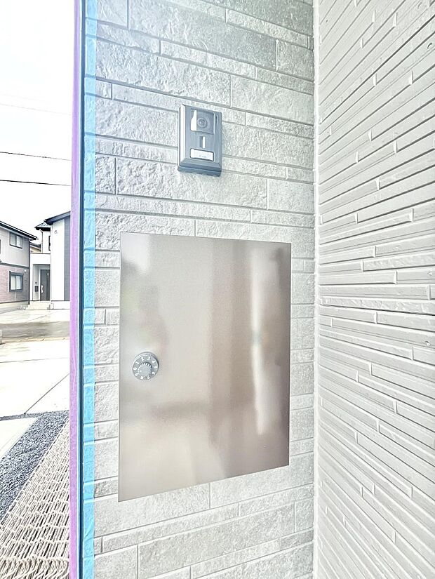 シンプルなデザインのポスト
