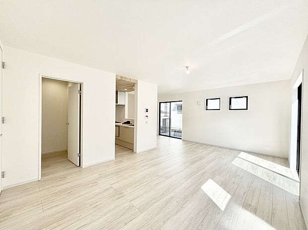 明るい陽光が注ぎ、寛ぎの雰囲気に満たされるリビング・ダイニング。 